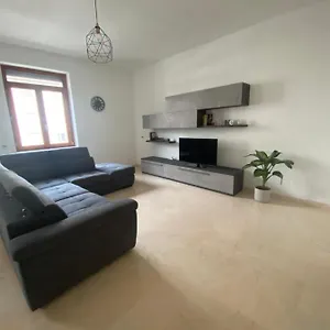 Elegante In Centro Apartment